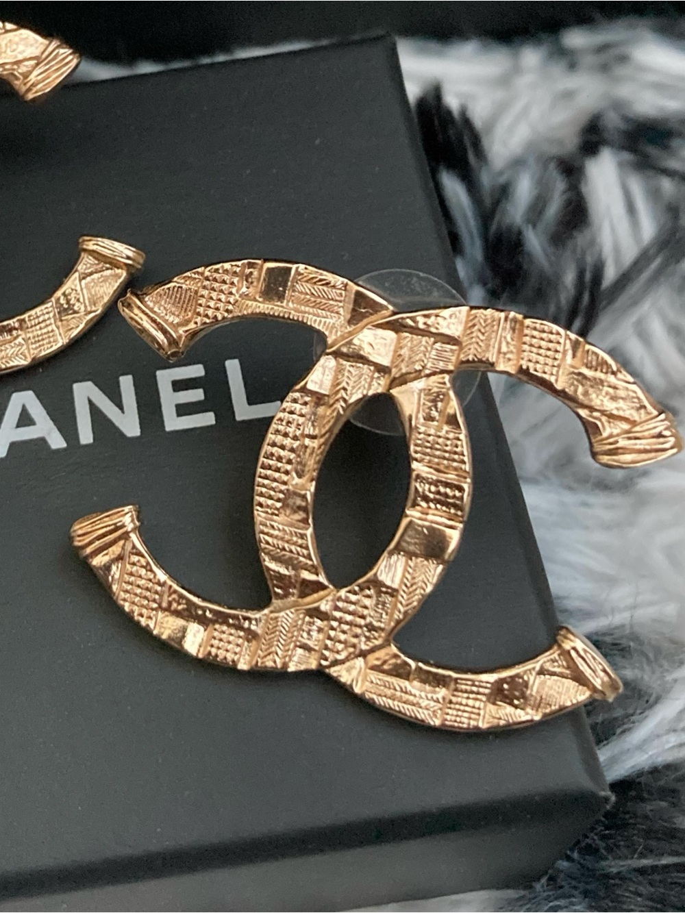 CHANEL Tweed Large CC pierced Earrings - Picture 3 of 5